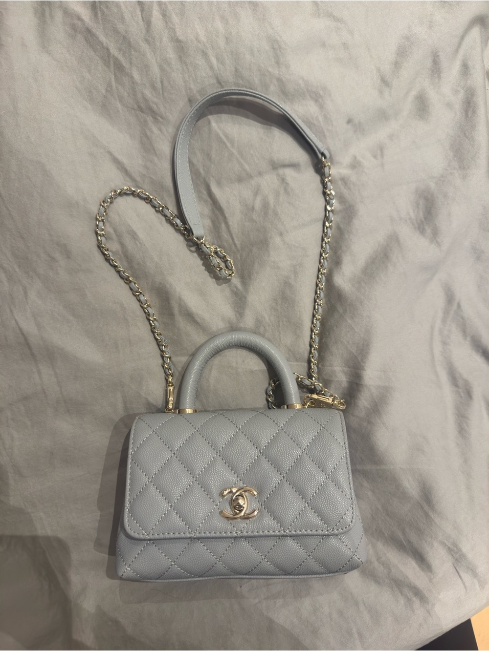 CHANEL COPY Quilted Handle Bag in Pale Gray with Gold Hardware

19*14*9 cm